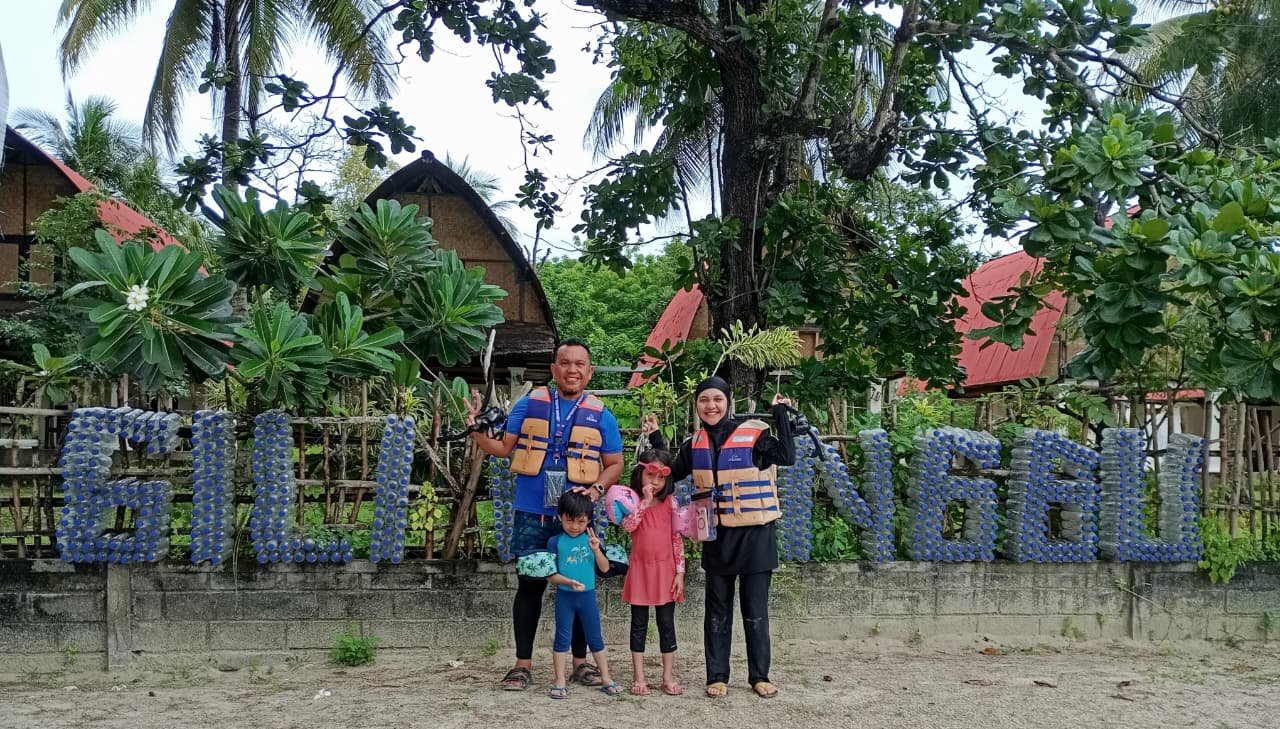Keluarga dengan life jacket siap berangkat island hopping